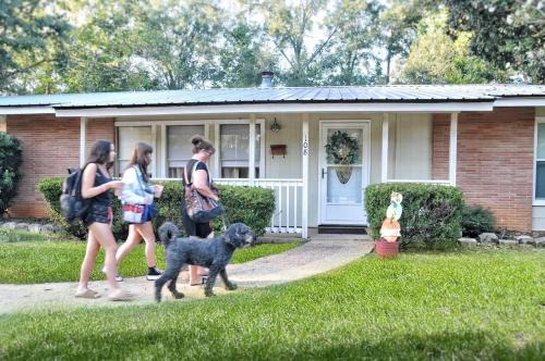 McComb Casa | Centrally located Cozy Mid-Century Home