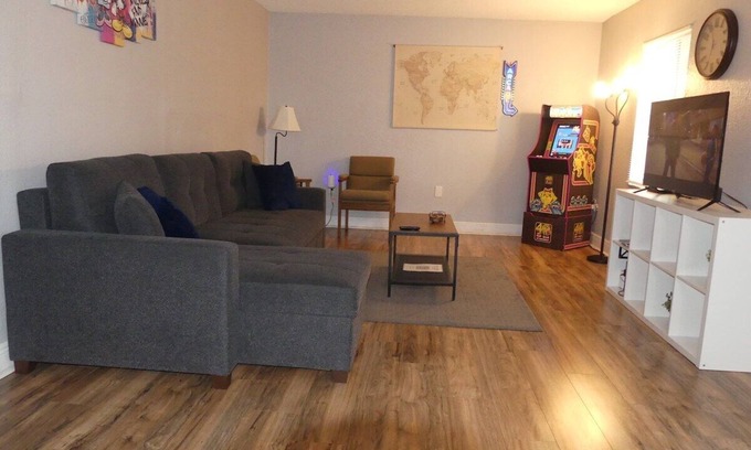 Southwest Orlando Apartamento | Centrally located cozy 2BR near attractions