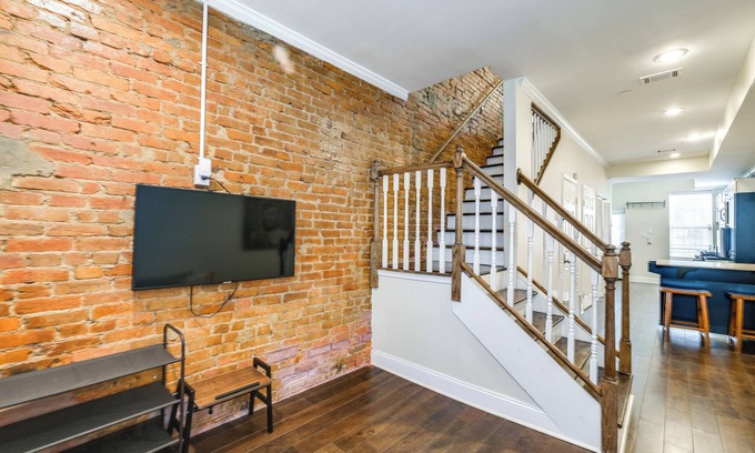 Trinidad Casa | Centrally Located DC Row House Near Restaurants!