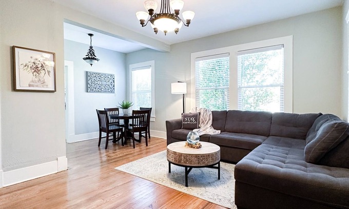 Laurel Apartamento | Centrally Located Downtown, Full Kitchen, Patio
