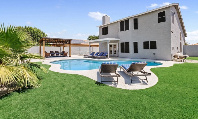 Maryvale Casa | Centrally located gem/Diving Pool/4BR/2 King beds, near Cardinal Stadium