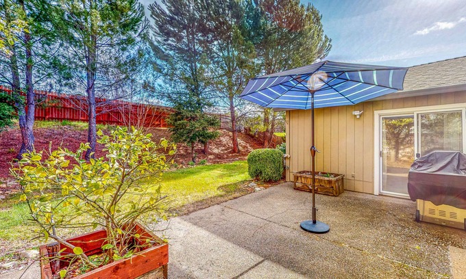 Quail Ridge Casa | Centrally Located - Grill & Dual-Sided Fireplace