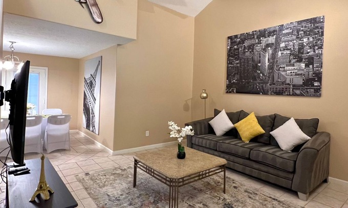 Northeast Houston Casa | Centrally located Houston Retreat! Sleeps 8, 10 Min to Downtown, Free Parking!