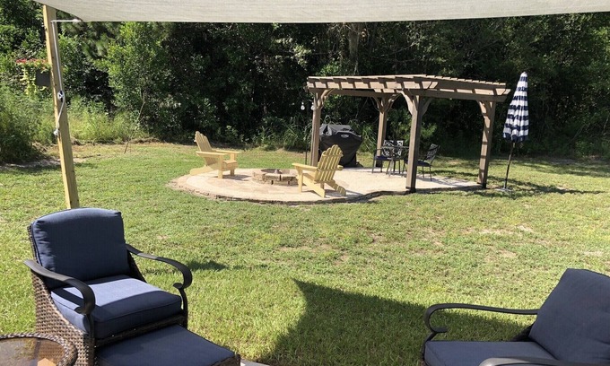 Belleview Heights Casa | Centrally located in a quiet nature setting. Long stays welcome! Fiberoptic WiFi