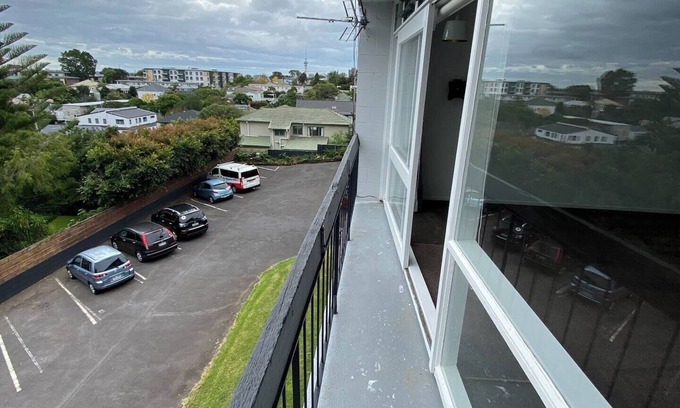 Mount Eden Apartamento | Centrally Located Light-filled Studio w/ Parking