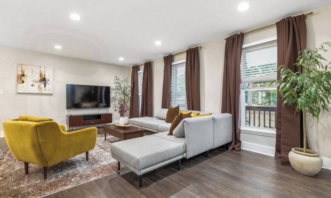 Marietta Casa | Centrally Located Marietta Home w/ Chef's Kitchen. Pet Friendly!