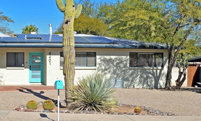 Peter Howell Casa | Centrally Located Mid-Century Modern, 30+ day, dog friendly, w/ plunge pool