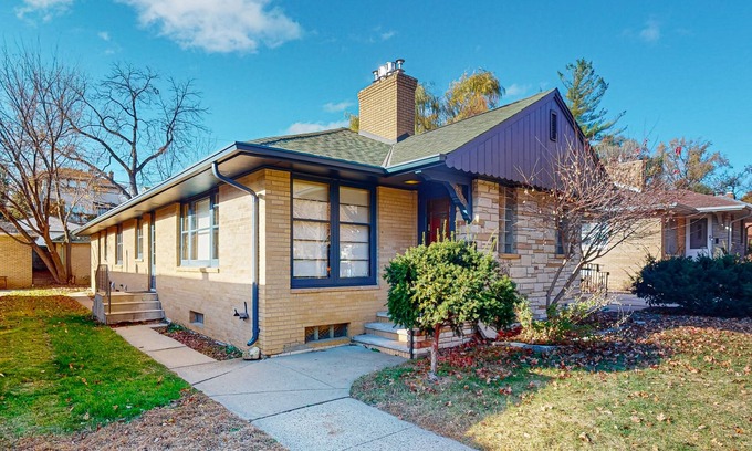 Fulton Casa | Centrally located near shopping & restaurants w/ gas fireplace, wifi