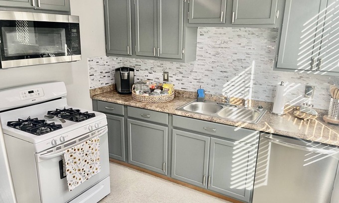 Broadmoor Casa | Centrally Located/Nice neighborhood/cozy home