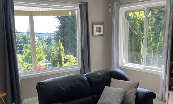 Ladysmith Apartamento | Centrally located ocean view suite for work or vacation.