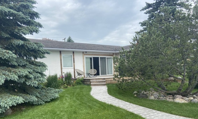 Gimli Casa | Centrally located; on migratory bird routes, and great winter and summer fishing