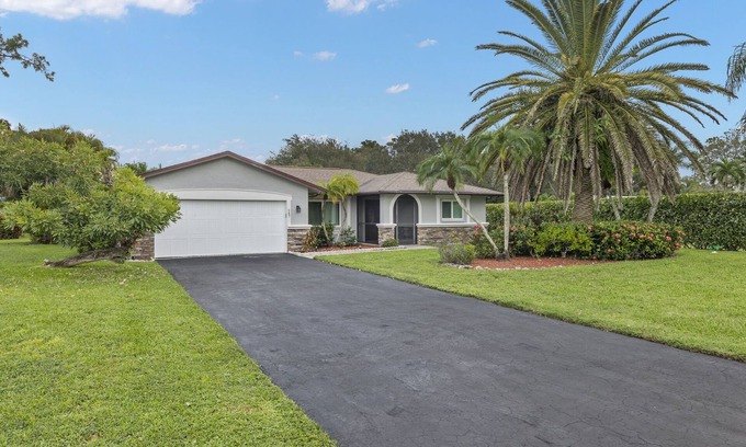 Willoughby Acres Casa | Centrally Located Pool Home in Willoughby Acres