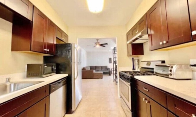 Bay Ho Casa | Centrally Located-Private Backyard/Beach/ Parking1