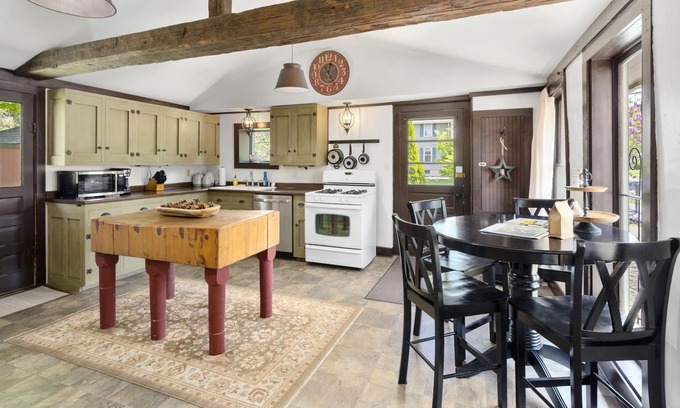 Dundee Casa | Centrally Located Quaint Country Cottage Built in the 1850's