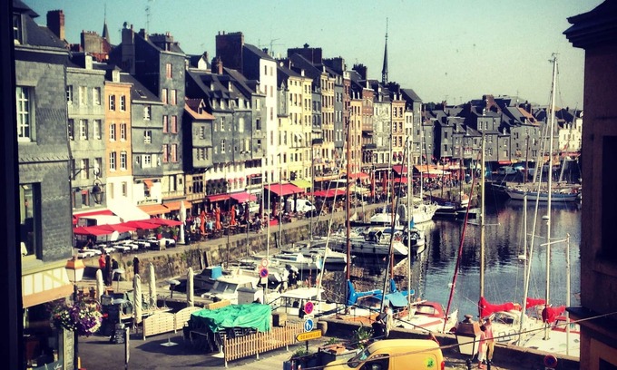 Honfleur Apartamento | Piso moderno, reformado y céntrico con vistas al puerto histórico.