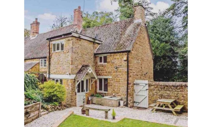 Culworth Casa | Centrally Located stone cottage with Log Burner
