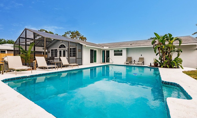 Palm River Estates Casa | Centrally Located/Sleeps 10/Heated Pool