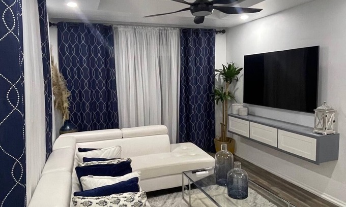 Roseau Apartamento | Centrally located, stylish, modern, convenient, legendary customer service.