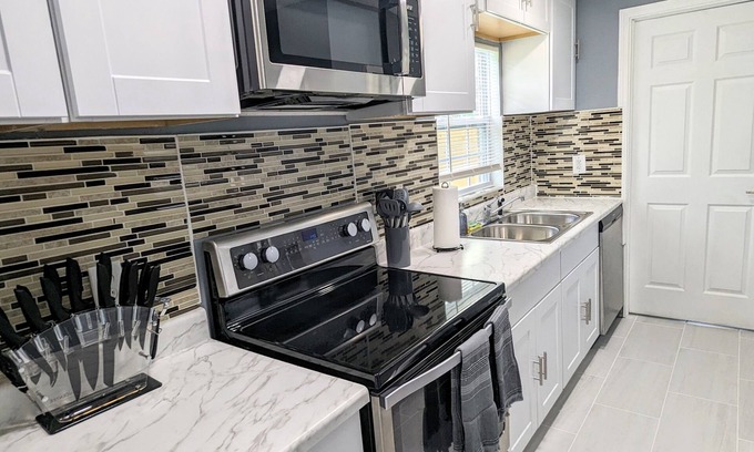 Sandalwood Casa | Centrally Located zipcode 32246, close to St Johns town center, and the beaches.