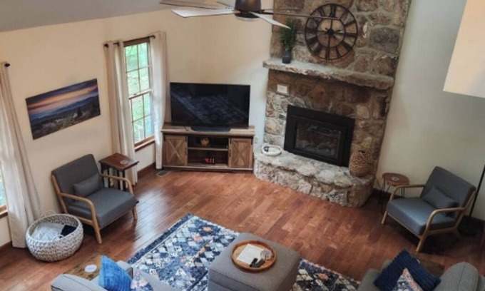 Massanutten Cabaña | Centrally located retreat in Massanutten Resort. Hot tub and game room!