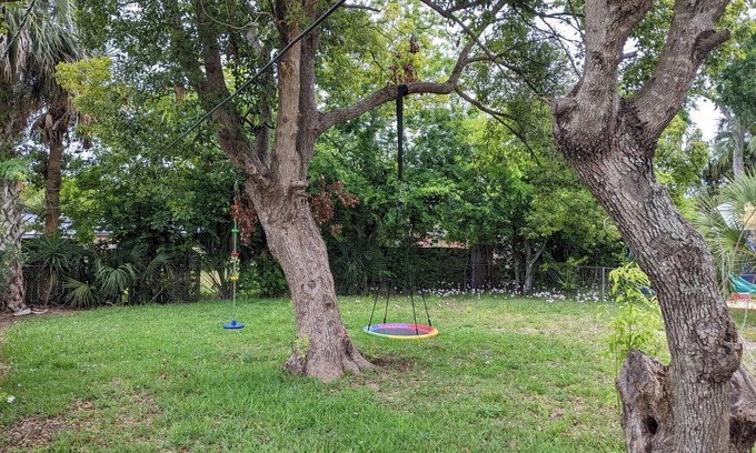 South Daytona Casa | Centrally Located South Daytona Bungalow - 5 minutes to the beach! ENTIRE HOME