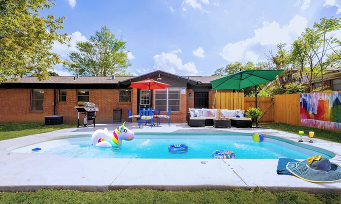 Shearer Hills - Ridgeview Casa | Centrally Located with Private pool, King Beds, Gameroom, and Outdoor Play.