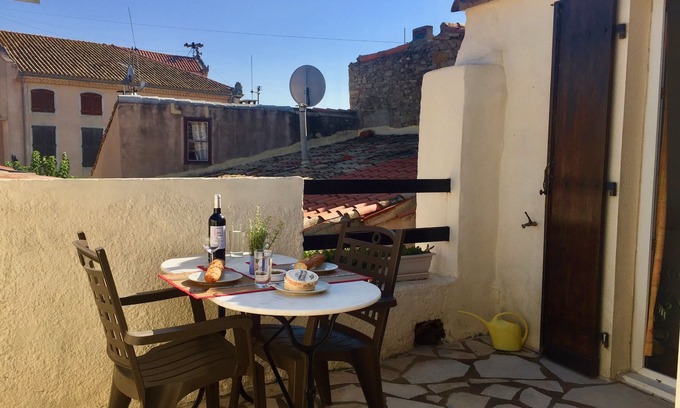 Olonzac Casa | Centro de Olonzac, vistas al mercado, 2 dormitorios y terraza privada soleada en la azotea
