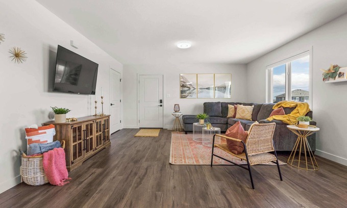 Pincher Creek Casa | Centre Peak View | Perfect for Families | Sleeps 9