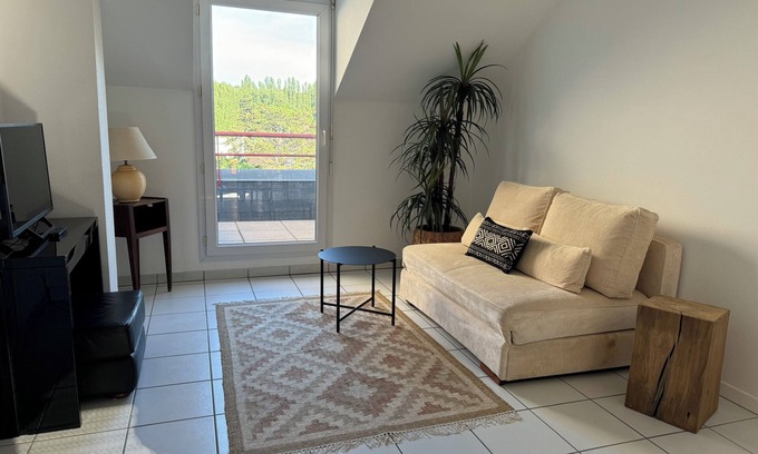 Objat Apartamento | Centre Ville au Calme Avec Balcons et vue Dégagée
