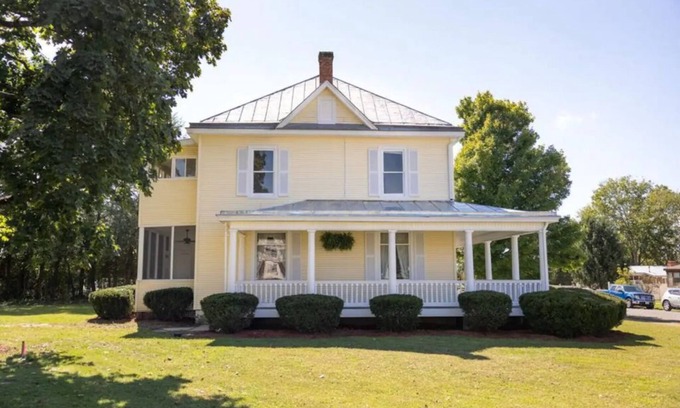 Buena Vista Casa | Century old 4 bedroom close to SVU, sleeps 8.
