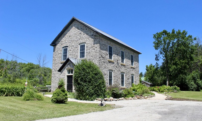 Port Elmsley Casa | Century School House Just Outside the Historic Town of Perth