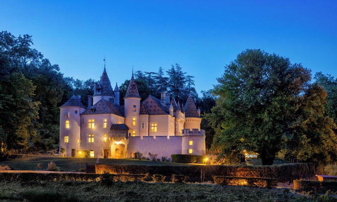 Burnand Otro | Château de Burnand (official). 11 luxury ensuite bathrooms. Heated pool.