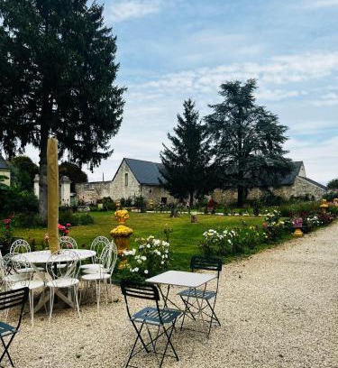 Allonnes Cama Y Desayuno | Château de la Thibaudière Bois Savary - Chambre familiale du Roi