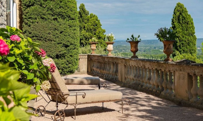 Saint-Siffret Casa | Château les deux Lions located in the heart of a historic village near Uzes