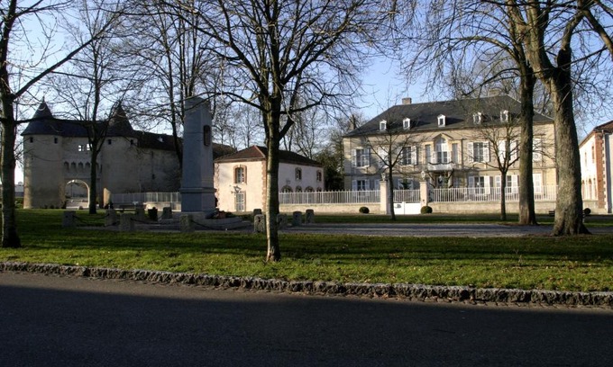 Vic-sur-Seille Cama Y Desayuno | Château Mesny