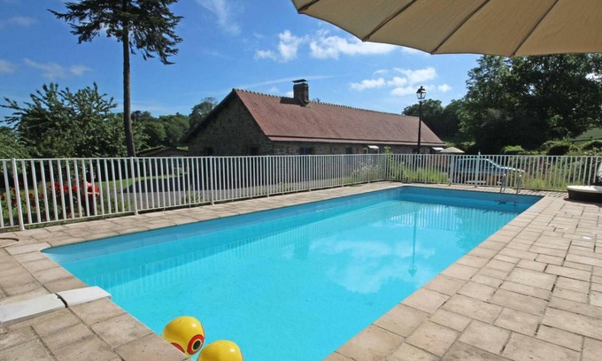 Sainte-Honorine-la-Guillaume Cabaña | Acogedora casa rural con jardín, piscina y juegos para niños en entorno tranquilo