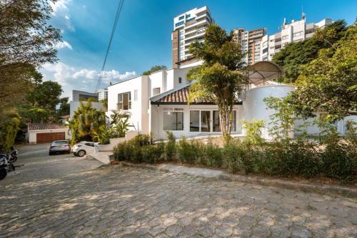 Alejandria Casa | CH105 Poblado 7BR Villa Jacuzzi AC 24 hours Security