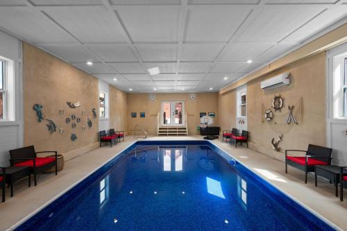 Caton Casa | Cha Chas Castle 8BR Sleeps 30 w Pool Jacuzzi