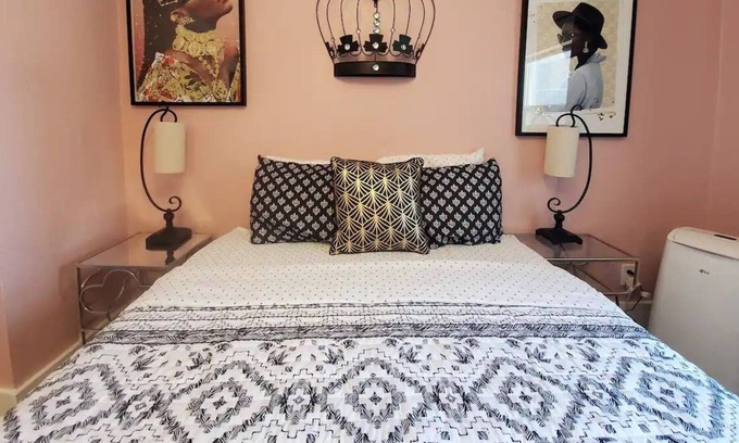 Civic Core Apartamento | Chadwick 305 · Modern Pink Studio | Wonderful VIBE!
