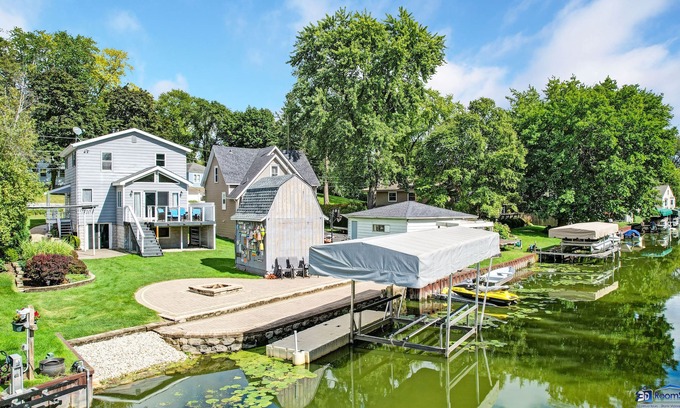 Ingleside Casa | Chain O' Lakes life...serene bay w/ private beach access. Kayaks & Boats welcome