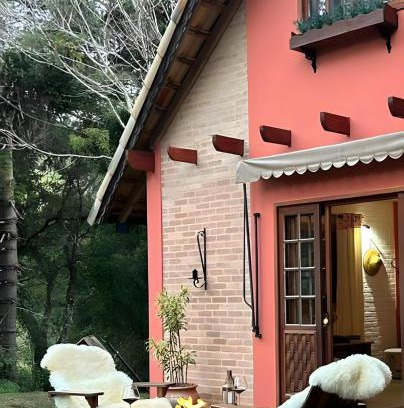 Cunha Chalet De Esquí | Chalé Azaléa com roupas de cama e banho internet de alta velocidade smart tv lareiras decks jardim cozinha equipada estacionamento privativo floresta relaxamento descanso e silêncio no campo