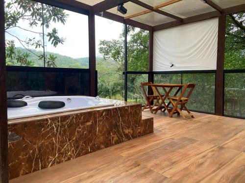 Juquia Chalet De Esquí | Chalé com banheira, em sítio dentro da mata atlântica