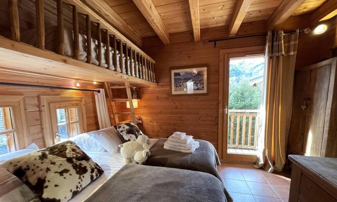 Saint-Marcel Chalet De Esquí | Chalet, vista montaña, terraza, chimenea o estufa a leña, parking, tv, local para esquís, 88m²