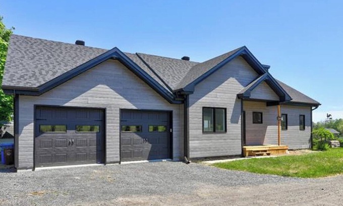 Saint-Gabriel-de-Brandon Chalet De Esquí | Chalet with Lake View – Spa, Firepit & Double Garage –