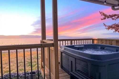 Cap-Saint-Ignace Casa | Chalet #14 Waterfront with Spa Fireplace WiFi & AC