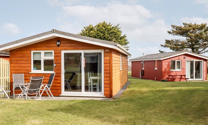 Padstow Cabina | CHALET 197, romantic, character holiday cottage in St Merryn