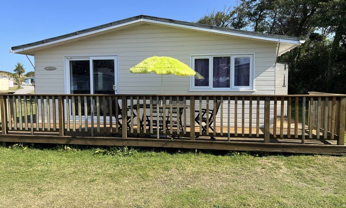 Hayle Cabaña | CHALET 3 WIPEOUT, family friendly, country holiday cottage in Hayle