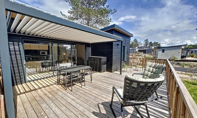 Jullouville Chalet De Esquí | Chalet 4 pers avec piscine chauffée, terrasse privative, à 2 pas de la plage et commerces - FR-1-361-467