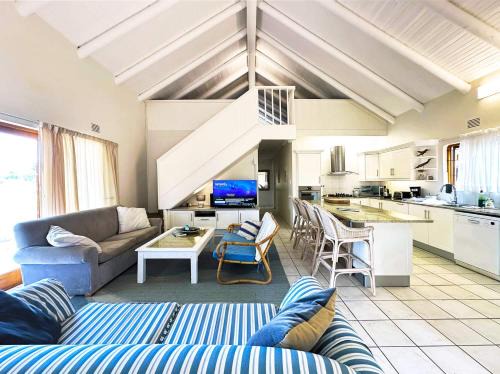 Plettenberg Bay Casa | Chalet 40 Plettenberg Bay A tranquil location with beach access in large grounds ideal for families