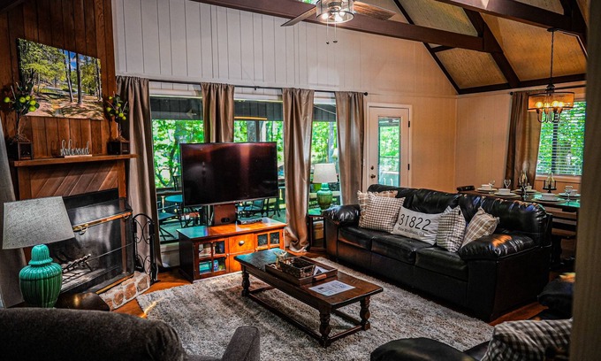 Pine Mountain Chalet De Esquí | Chalet #66- a rare gem steps from swimming pool.